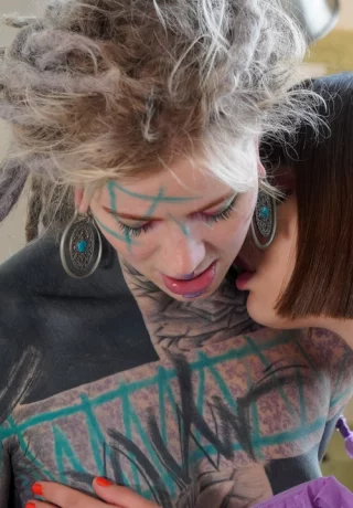 Сильно татуированная девушка Anuskatzz и Сильвия Сопрано занимаются лесбийским анальным сексом - 7