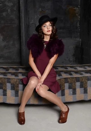 Очаровательная красотка раздевается, тщательно обнажая свои привлекательные сиськи - 1