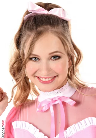 Сладкая молоденькая Стелла Кардо снимает униформу горничной, прежде чем поиграть со своей киской - 6