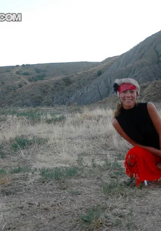 Симпатичная девушка Даша обнажает свое нижнее белье под юбкой во время морского действа - 12