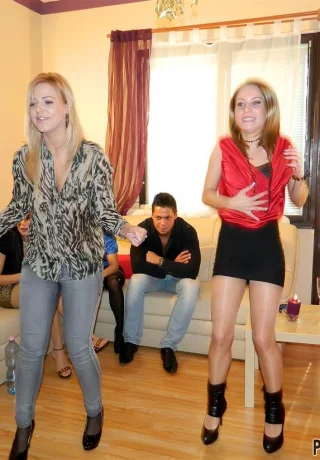 Полностью одетые женщины и их друг-мужчина писают друг на друга после того, как выпили вина - 4