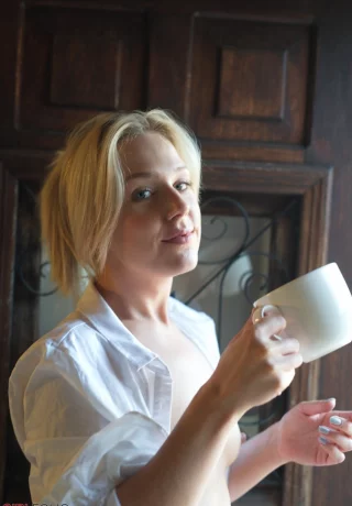 Блондинка Астон Уайлд раздевается в дверном проеме за чашечкой кофе - 3