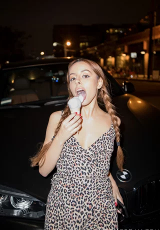 Молодая рыжеволосая Ванна Бардо ест мороженое перед межрасовым сексом - 1