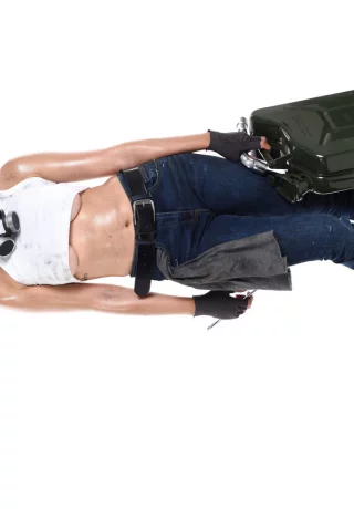 Сексуальная брюнетка Ева Свит мастурбирует вибратором поверх сложенных шин - 1