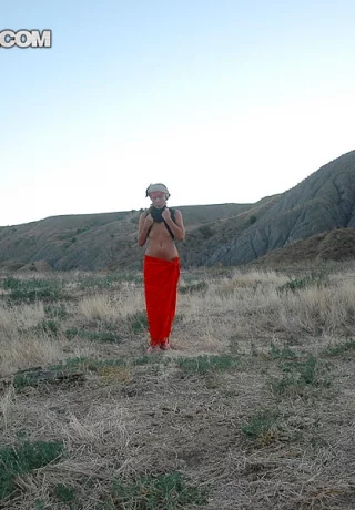 Симпатичная девушка Даша обнажает свое нижнее белье под юбкой во время морского действа - 6