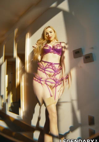 Молоденькая блондинка Блейк Блоссом моделирует нижнее белье и нейлоновые чулки перед встречей с чернокожим мужчиной - 1