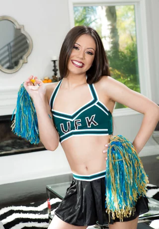 Симпатичная брюнетка-болельщица Люси Долл обнажает бритую киску подростка - 1