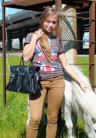 Любительская блондинка с сочной попкой и киской трахается во время посещения пони-фермы - 15