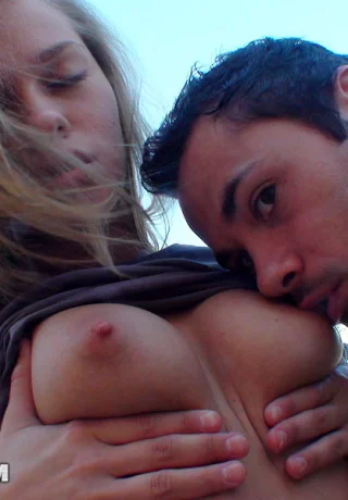 Любительская блондинка с сочной попкой и киской трахается во время посещения пони-фермы - 2