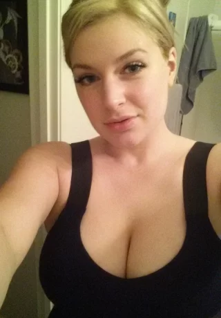 Любительская модель Даниэль Фтв (Danielle Ftv) делает селфи в обнаженном виде в самых разных нарядах - 10