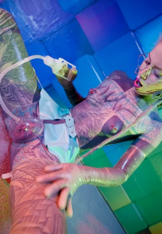 Татуированная уродка Anuskatzz мастурбирует игрушками на консольных каблуках - 9