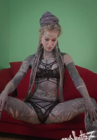 Сильно татуированная девушка дрочит дилдо в своей заднице до и после отсоса члена - 14