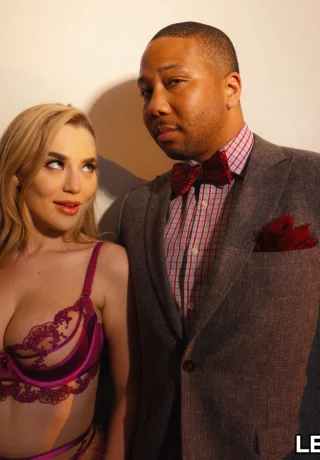 Молоденькая блондинка Блейк Блоссом моделирует нижнее белье и нейлоновые чулки перед встречей с чернокожим мужчиной - 15