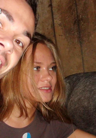 Любительская блондинка с сочной попкой и киской трахается во время посещения пони-фермы - 5