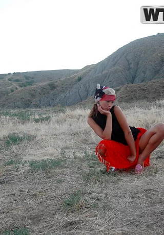 Симпатичная девушка Даша обнажает свое нижнее белье под юбкой во время морского действа - 13