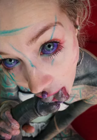 Сильно татуированная девушка дрочит дилдо в своей заднице до и после отсоса члена - 7