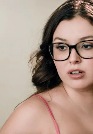 Возбужденная молоденькая Лиана Лавингс соблазняет своего сводного брата-индийца и трахается с ним - 3