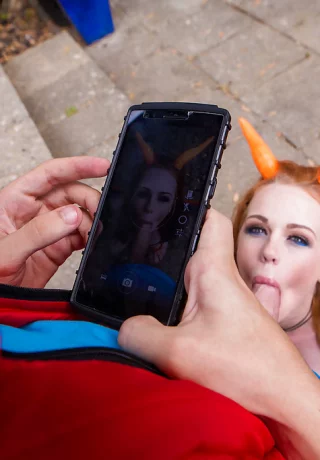 Европейские порнозвезды в костюмах для косплея занимаются оральным сексом с огромным членом на открытом воздухе - 4