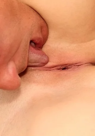 Противную молодку жестко трахают и кончают между ее больших натуральных сисек - 4