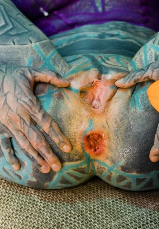 Сильно татуированные девушки занимаются сексом втроем со своим другом-мужчиной - 3