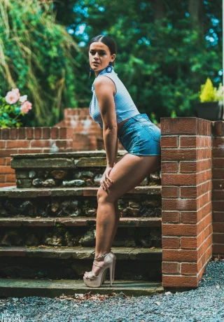 Британская модель Брук Райт раздевается до высоких каблуков во время съемки на открытом воздухе - 3